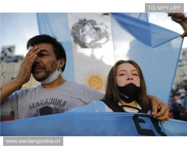 瓦伦西亚球迷抗议持续,俱乐部运营与赛季表现面临双重压力 瓦伦西亚球迷抗议持续,俱乐部运营与赛季表现面临双重压力